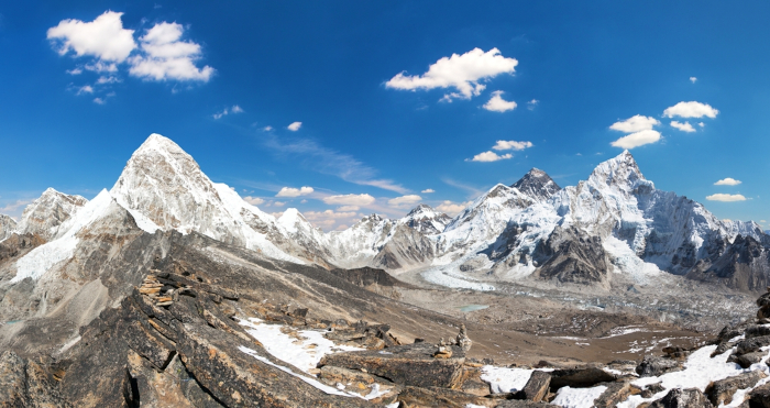 Cordilheira do Himalaia, que abriga o pico mais elevado do mundo, o monte Everest, na Ásia.