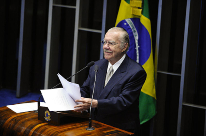 José Sarney se despedindo do Congresso Nacional devido à sua aposentadoria.[3]