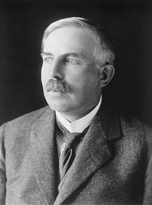 Fotografia de Ernest Rutherford, um dos principais nomes ligados à compreensão da estrutura atômica.