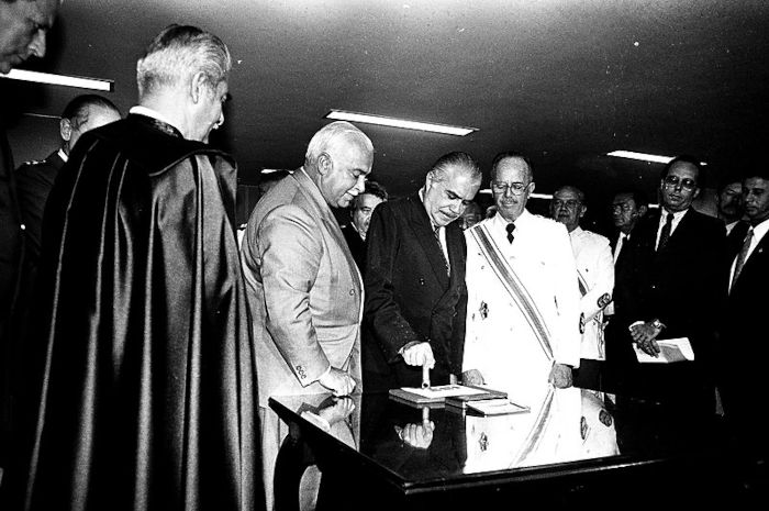 José Sarney assinando a Constituição de 1988, um dos principais acontecimentos do governo José Sarney.