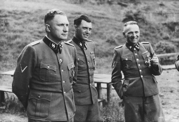 Fotografia em que se vê Josef Mengele entre Richard Baer e Rudolf Hoess em Auschwitz.