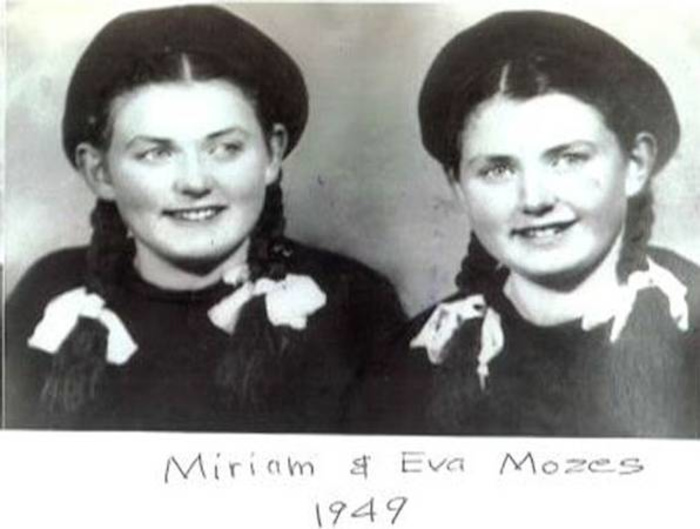 Fotografia de Miriam e de Eva Mozes, gêmeas vítimas de experimentos conduzidos por Josef Mengele em Auschwitz.