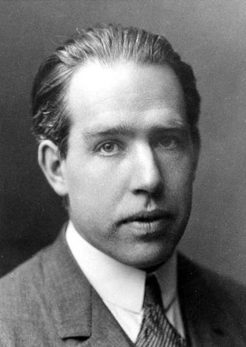 Fotografia de Niels Bohr, um dos principais nomes ligados à compreensão da estrutura atômica.