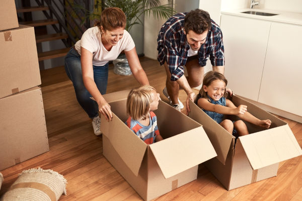 Pais brincando com seus filhos, uma alusão às diversas atividades que podem ser realizadas no Dia das Crianças.