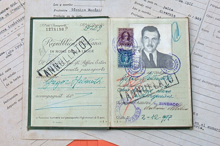 Passaporte falso usado por Josef Mengele para fugir para a Argentina em 1949. [2]