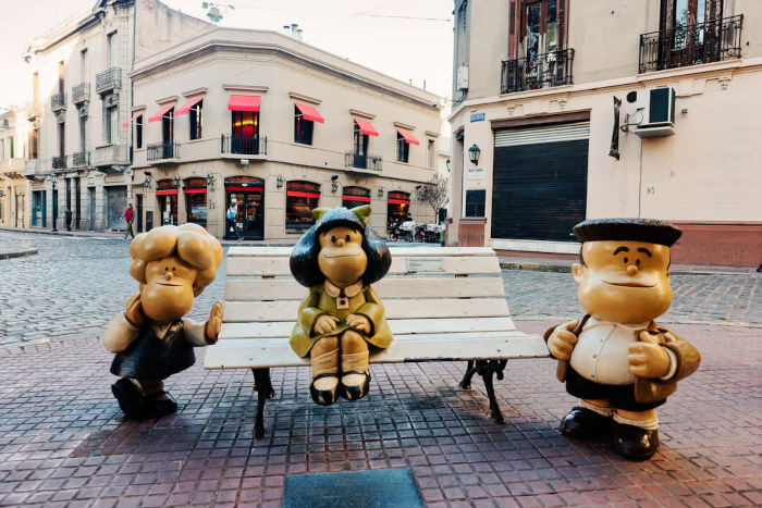 Estátua de Mafalda (sentada) em Buenos Aires, Argentina, com os amigos Susanita e Manolito.[2]