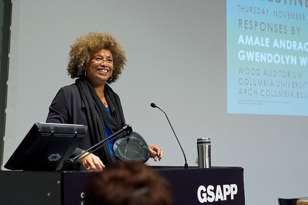 Angela Davis dando uma palestra.