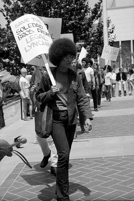 Angela Davis em manifestação em apoio aos Irmãos Soledad, em 1970. [2]