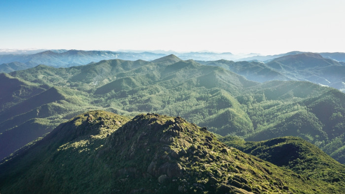 Vista de área serrana no Brasil que tem clima tropical de altitude.