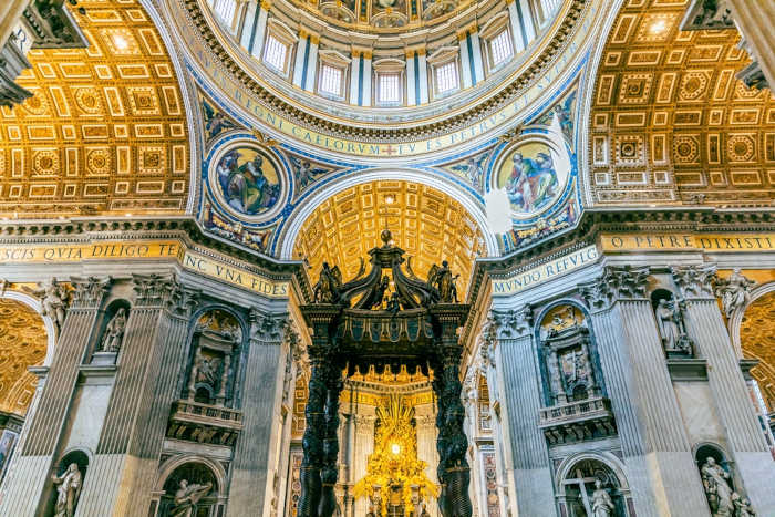 Baldaquino da Basília de São Pedro, o local do sepultamento de Pedro.[2]