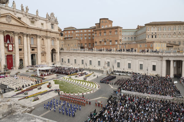 Católicos em uma missa realizada na Praça São Pedro, no Vaticano, em 2024.[1]