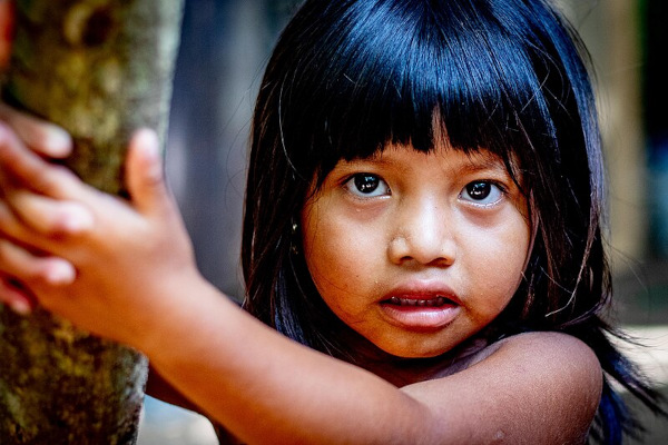 Criança indígena Guarani-Mbya integrante dos guaranis.