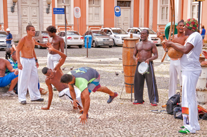 Grupo jogando capoeira na Bahia, exemplo da cultura brasileira.