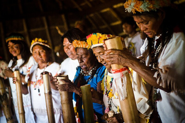 Mulheres Guarani-Kaiowá evidenciando a cultura dos guaranis.