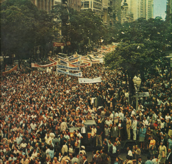 Diversas pessoas na Marcha da Família com Deus pela Liberdade.