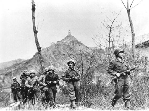 Soldados da FEB na Batalha de Monte castelo, na participação do Brasil na Segunda Guerra Mundial.