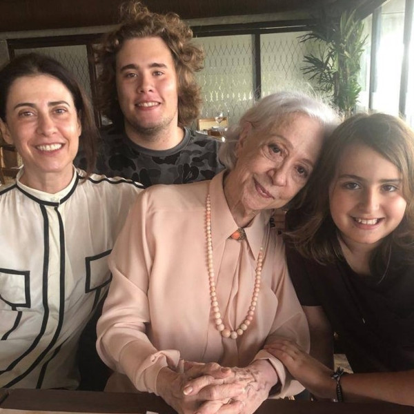 Fernanda Montenegro com sua filha Fernanda Torres e dois dos seus netos.