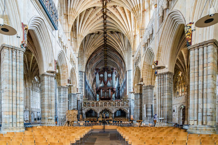 Interior de uma igreja anglicana inglesa em texto sobre Henrique VIII.