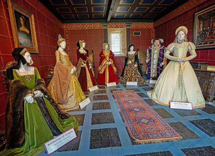 Exposição de manequins no castelo britânico de Sudeley, representando o rei Henrique VIII e suas seis esposas.