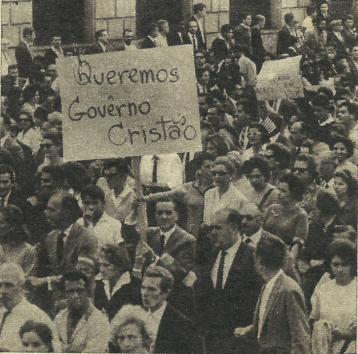 Manifestantes com cartaz escrito “queremos governo cristão” na Marcha da Família com Deus pela Liberdade.