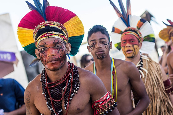 Povos indígenas protestando diante do Supremo Tribunal Federal, em Brasília, contra a Lei do Marco Temporal.