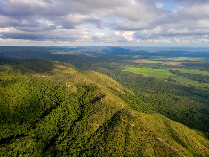 Vista aérea de região brasileira com clima tropical.