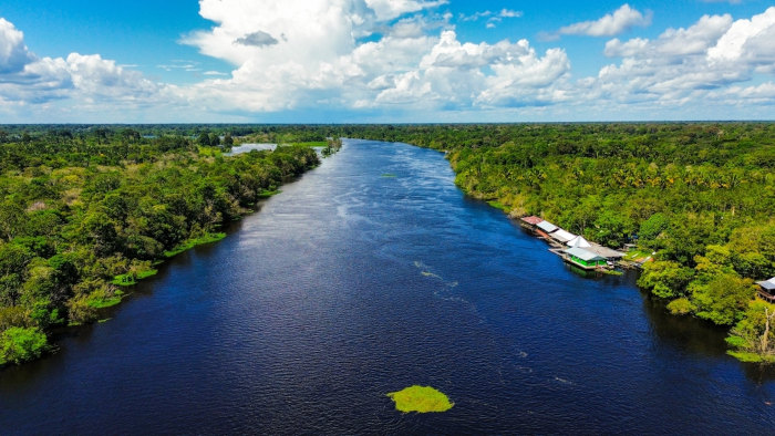 Vista do Rio Amazonas, situado numa área de clima equatorial.