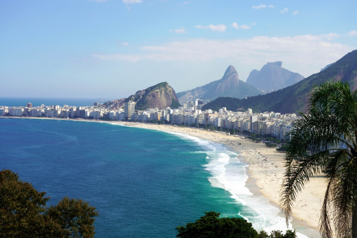 Vista de praia no Rio de Janeiro, região de clima tropical atlântico.