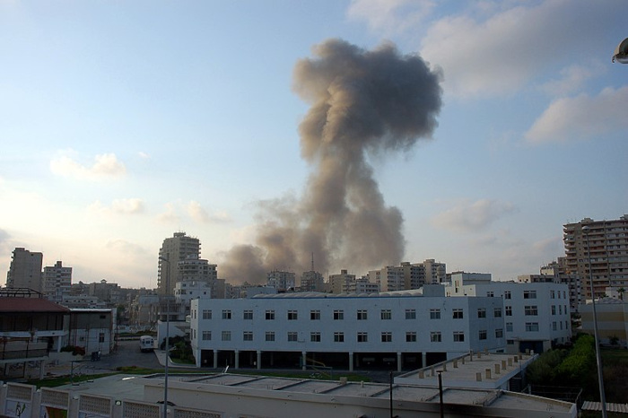 Cidade de Tiro sendo bombardeada por Israel durante a Segunda Guerra do Líbano, parte da Guerra entre Líbano e Israel.