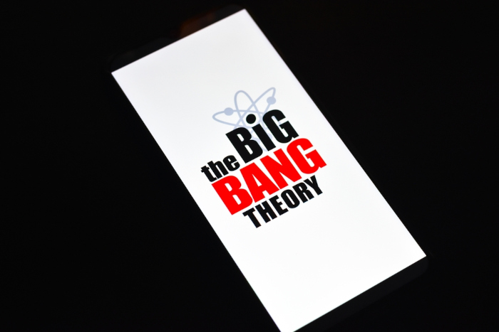 Celular com a logo da série “The Big Bang Theory”, uma das produções mais conhecidas sobre a teoria do Big Bang.