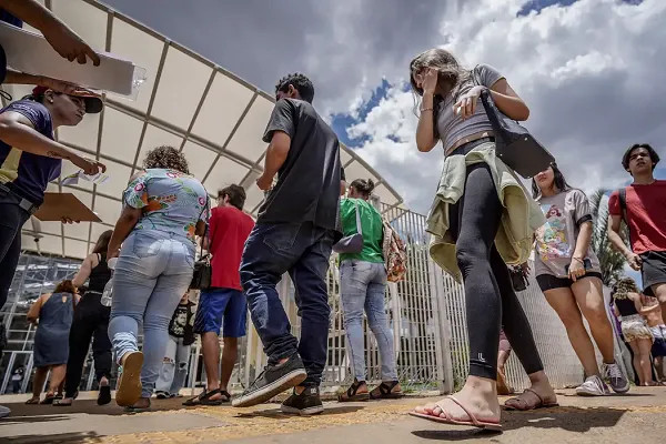 estudantes entrando em prédio