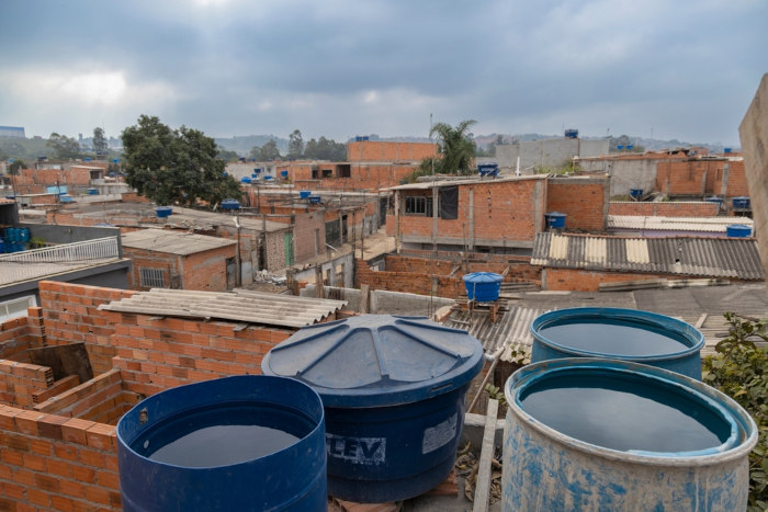 Tambores com água nos terraços das casas de uma comunidade carente, uma forma de lidar com a falta de água potável no Brasil.