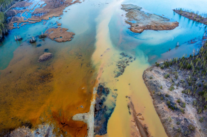 Rio contaminado devido ao excesso de metais pesados oriundos da atividade industrial.