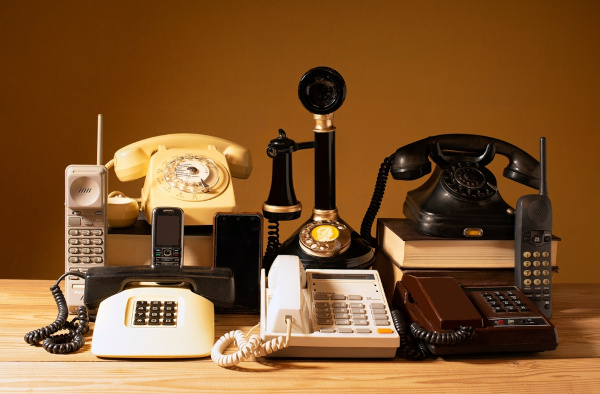 Diferentes modelos que fazem parte da história do telefone.