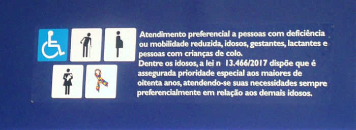 Cartaz com elementos de prioridade de atendimento para idosos, garantida no Estatuto do Idoso, que visa evitar o etarismo.