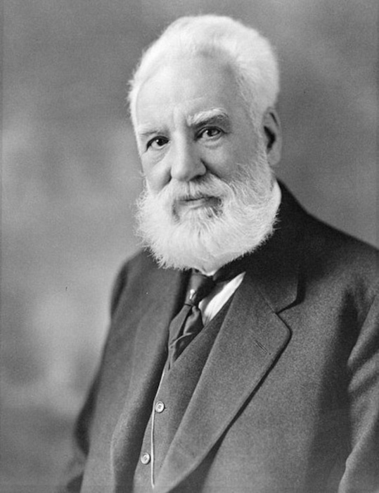 Alexander Graham Bell em texto sobre história do telefone.