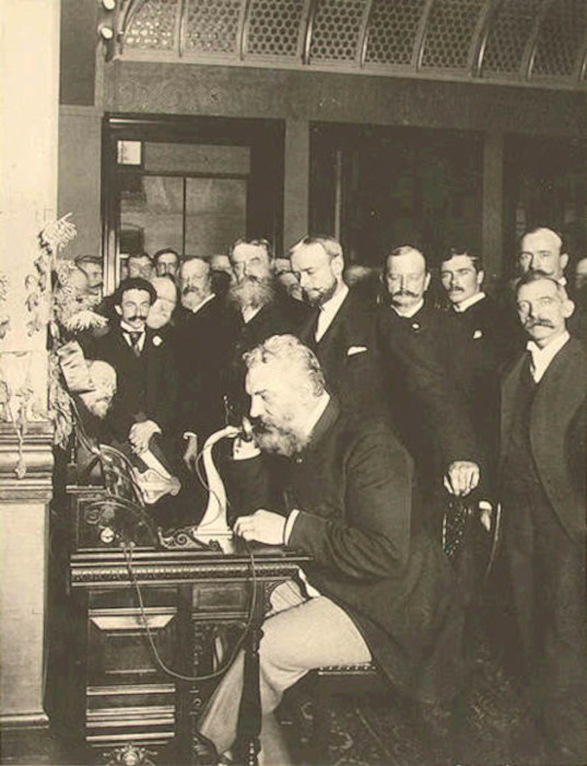 Graham Bell foi o primeiro a patentear o telefone. Na foto, ele realiza uma ligação de Nova York para Chicago, em 1892.