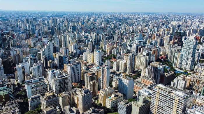 Paisagem urbana de uma cidade, situação que surgiu no contexto da Era Cenozoica.