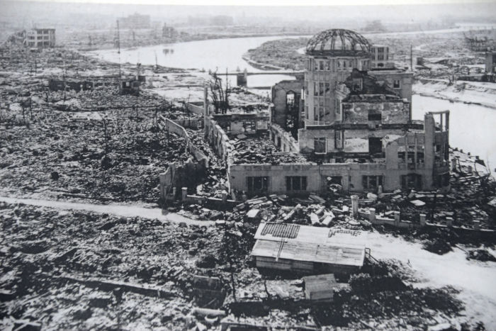 Foto de Hiroshima destruída pela bomba atômica em texto sobre países que possuem armas nucleares.