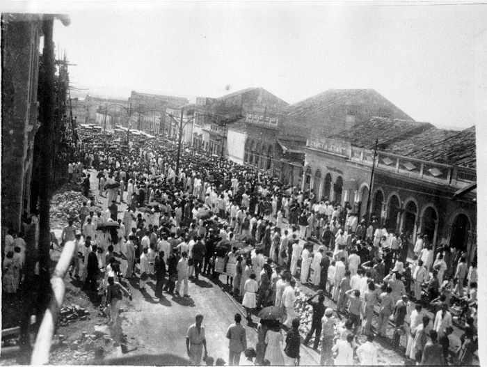 Multidão acompanhando o funeral de João Pessoa, que ocorreu no contexto da Revolução de 1930.