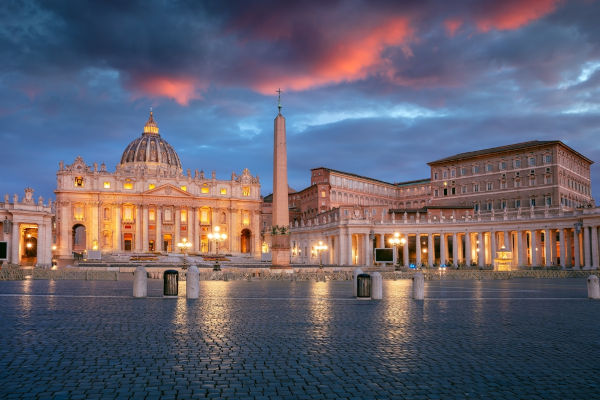 Basílica de São Pedro e Praça de São Pedro no Vaticano, um dos principais exemplos de teocracia atualmente.