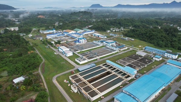 Vista aérea de uma estação de tratamento de água (ETA). [1]