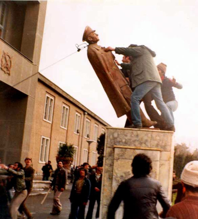 Manifestantes derrubam uma estátua do xá da Pérsia durante a Revolução Iraniana.