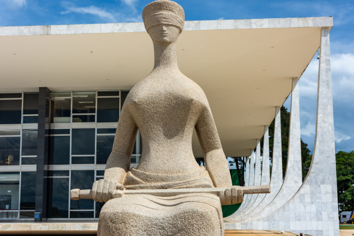 Escultura “A Justiça” em frente ao Supremo Tribunal Federal, em Brasília.[1]