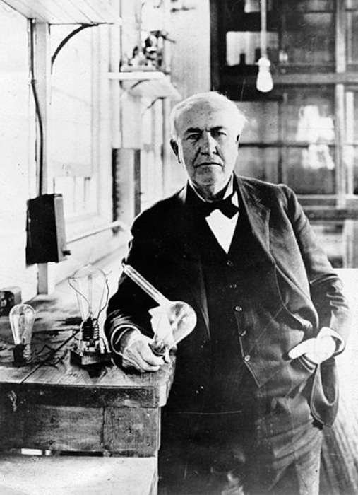 Thomas Edison, inventor das lâmpadas incandescentes. Seu feito foi um marco na história da eletricidade.
