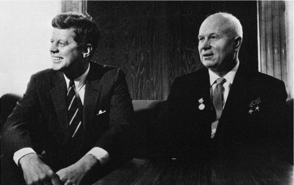 John Kennedy (EUA) e Nikita Khrushchev (URSS), os líderes envolvidos na Crise dos Mísseis.