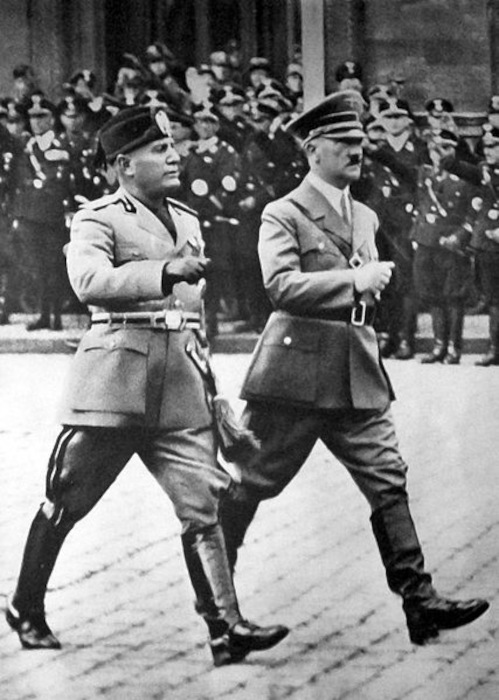 Mussolini e Hitler, líderes de dois dos regimes totalitários envolvidos na guerra: o fascismo e o nazismo.