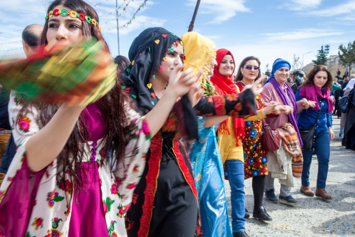 Mulheres curdas celebrando o tradicional o Nowruz, o Ano-Novo curdo.[1]