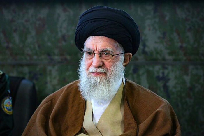 Ali Khamenei, atual aiatolá, governante supremo estabelecido após a Revolução Iraniana.