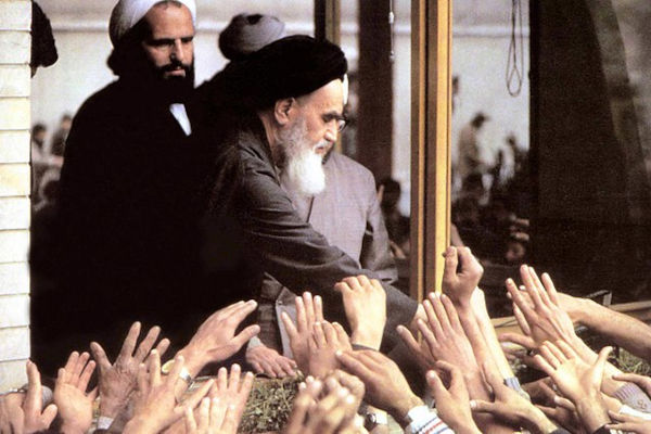 Ruhollah Khomeini sendo recebido pelo povo como seu líder supremo, em 1979, durante a Revolução Iraniana.